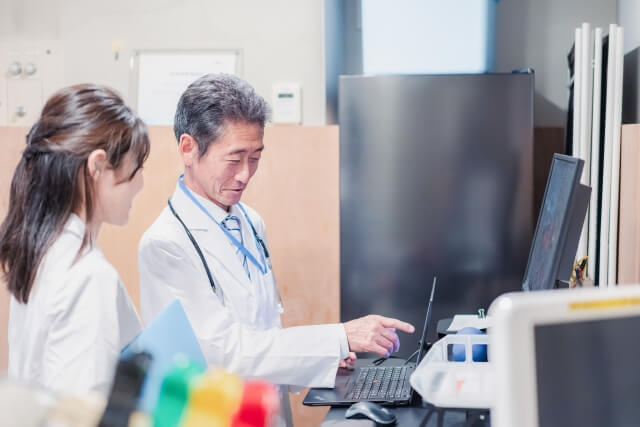 クラウドカルテが現代医療で果たしている役割と選ばれる理由、そして課題とは